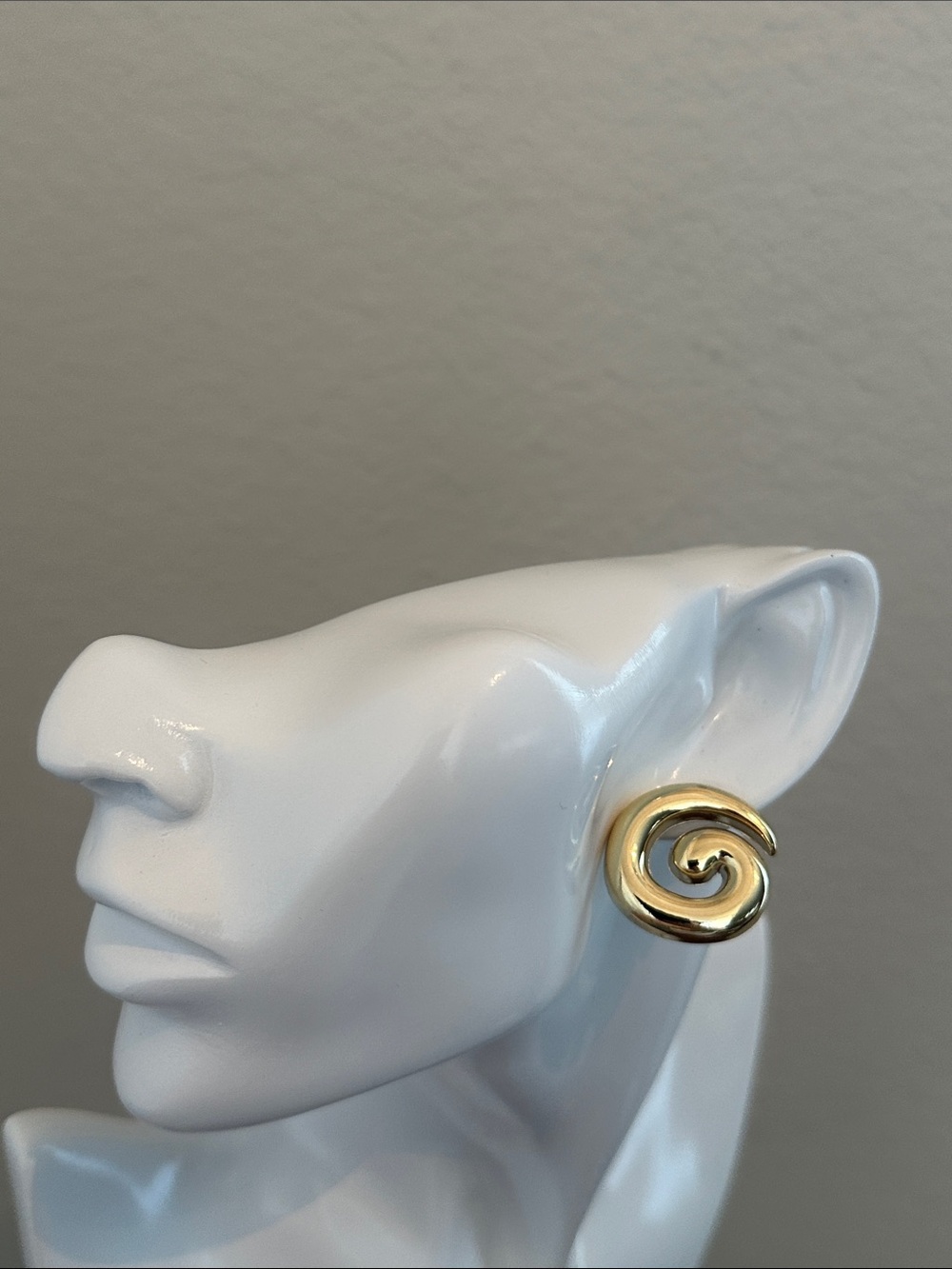 Elegant Gold Spiral Hoop Earrings - Women Jewelry